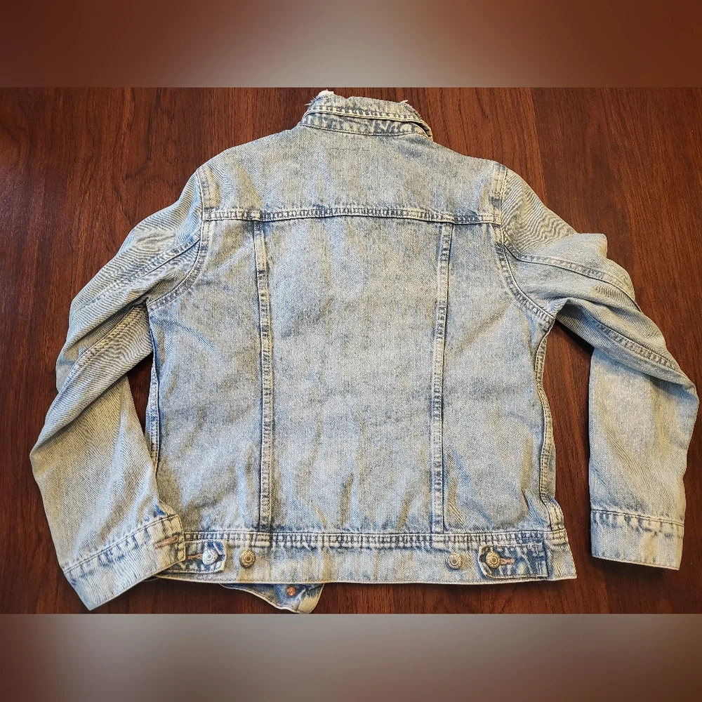 Old Navy Women's Size Medium Light Wash Button Up Distressed Denim Jean Jacket